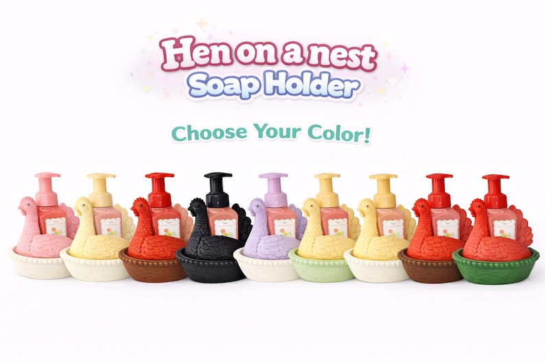 以下が含まれることがあります： ニワトリの巣を模したカラフルなソープディスペンサーのコレクション。各ディスペンサーにはポンプが付いており、ピンク、黄色、赤、黒など様々な色があります。「Hen on a nest Soap Holder」と「Choose Your Color!」の文字が表示されています。