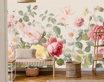 Puede incluir: Un mural de papel tapiz floral con una variedad de rosas rosas, blancas y rojas con hojas verdes. El papel tapiz se muestra en un ambiente de sala de estar con un banco, una mesa auxiliar y una cesta tejida.