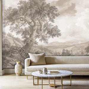 Puede incluir: Un dibujo en blanco y negro de un paisaje con un gran &aacute;rbol en primer plano. El dibujo est&aacute; impreso en una pared detr&aacute;s de un sof&aacute; blanco y una mesa de caf&eacute; redonda de m&aacute;rmol.
