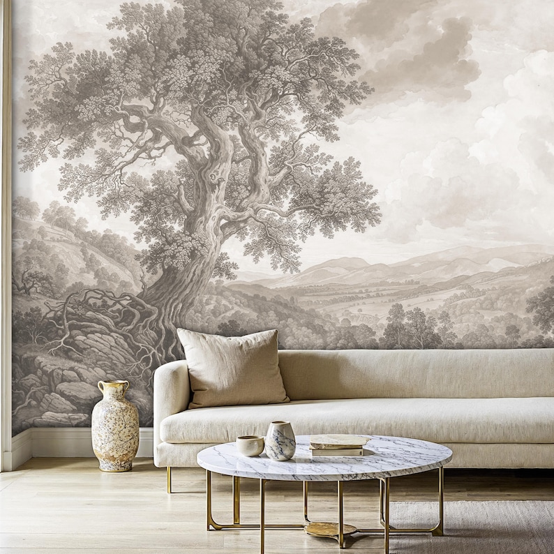 Puede incluir: Un dibujo en blanco y negro de un paisaje con un gran &aacute;rbol en primer plano. El dibujo est&aacute; impreso en una pared detr&aacute;s de un sof&aacute; blanco y una mesa de caf&eacute; redonda de m&aacute;rmol.