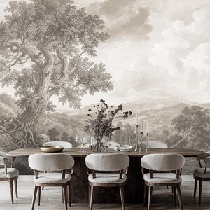 Puede incluir: Un comedor con una gran impresi&oacute;n enmarcada de un paisaje en sepia que presenta un gran &aacute;rbol y colinas onduladas. La impresi&oacute;n est&aacute; colgada en una pared detr&aacute;s de una mesa de comedor de madera con seis sillas.