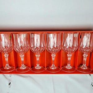 Set van 6 heldere wijnglazen van loodkristal met doos.