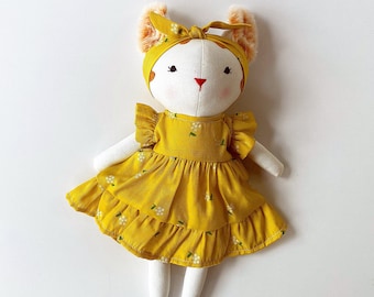 Jolie poupée chat, poupée chat avec robe d'été jaune, tissu en lin nature doux, peluche faite main, poupée d'art unique, vêtements de poupée pour fille