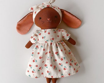 BAMBOLA CONIGLIETTO MARRONE, bambola in tessuto fatta a mano, bambola in lino coniglietto addormentato con abito a fiori, bambola cimelio ripiena, bambola coniglietto 33 cm (13 pollici)
