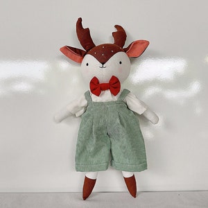 Handgemaakte hertenpop met groene overall, pop van zachte stof, textielpop, handgemaakte naaipop, cadeau voor kinderen, erfstukpop voor meisjes (33 cm)