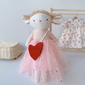 Muñeca de oveja hecha a mano, peluche de cordero de tela de lino, muñeca de reliquia hecha a mano, muñeca de trapo, regalo de San Valentín para niños, regalo de cumpleaños o guardería.