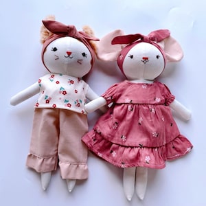 Poupée chaton avec robe d'été rose, lin doux, jouets et vêtements pour animaux en peluche, cadeau pour Noël, baptême, anniversaire, chambre de bébé