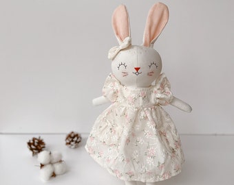 Bambola principessa coniglietta, bambola di coniglio fatta a mano con abito floreale bianco, tessuto di lino naturale per bambole morbide, peluche, bambola d'arte unica, 33 cm (13 pollici)