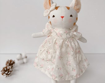 Bambola principessa Kitty con vestito a fiori, bambola gatto fatta a mano, morbido tessuto di lino naturale per bambole, peluche, bambola d'arte unica, vestiti per bambole