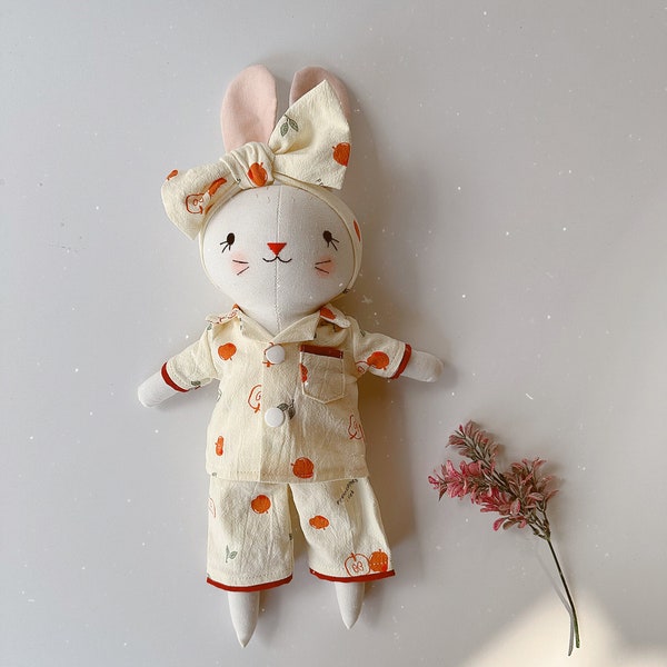Dormeuse faite main, poupée lapin Pijama, poupée en coton pour bébé, poupée avec vêtements, poupée ancienne, poupée en tissu, poupée lapin de chiffon, cadeau pour enfants