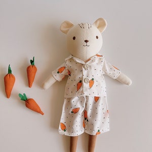 GRANDE POUPÉE, Poupée en tissu faite main, Poupée en lin, Poupée en lin ours en peluche, Poupée héritage rembourrée, Poupée de chiffon, Cadeaux pour enfants, Vêtements poupée Pijama image 1