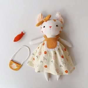 Poupée chat fabriquée à la main, Tissu doux en lin naturel, Peluche faite main, Poupée artistique unique, Vêtements de poupée pour fille, Cadeau pour enfant