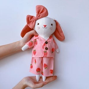 Poupée lapin Pijama rose, poupée en coton Baby, poupée avec vêtements, poupée héritage, poupée en tissu, poupée de chiffon lapin, cadeau pour enfants image 2