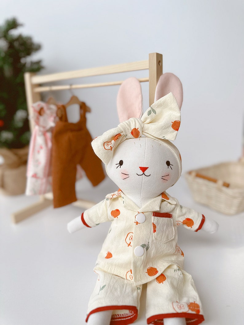 Dormeuse faite main, poupée lapin Pijama, poupée en coton pour bébé, poupée avec vêtements, poupée ancienne, poupée en tissu, poupée lapin de chiffon, cadeau pour enfants image 2
