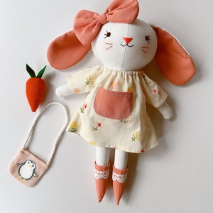 Grande vente poupée en tissu faite main, poupée en lin lapin endormi avec carottes, poupée héritage rembourrée, poupée de chiffon, cadeaux pour enfants, robe de poupée lapin Doll With Outfit