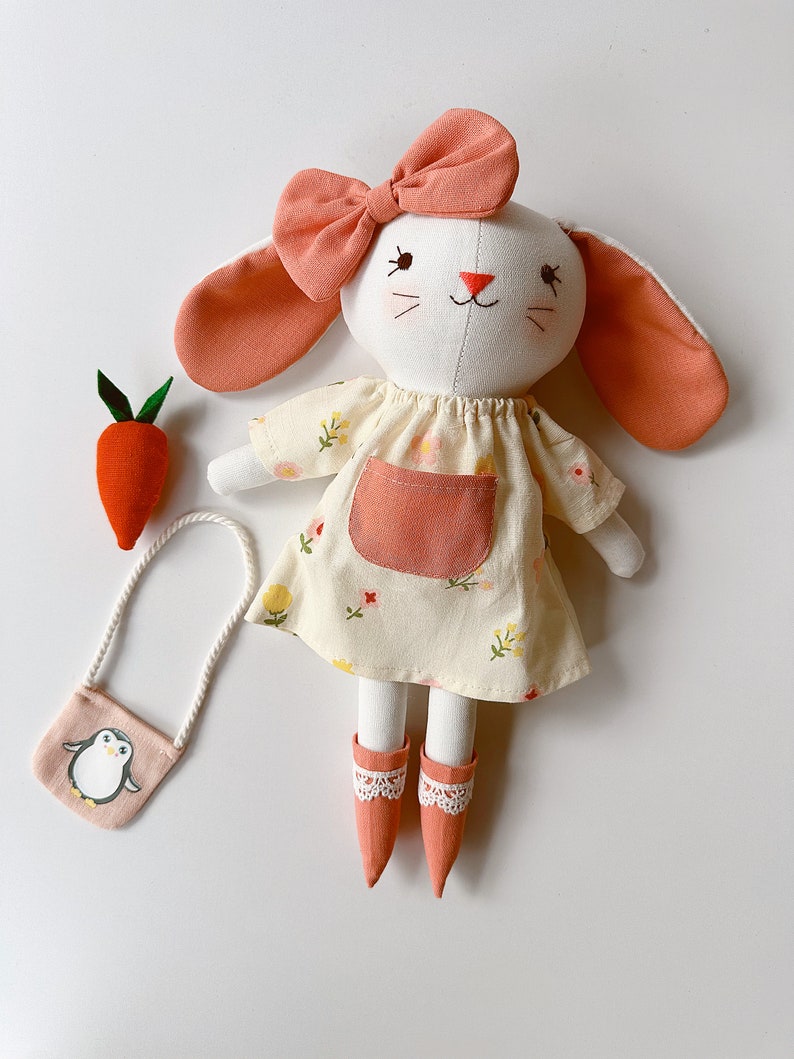 Grande vente poupée en tissu faite main, poupée en lin lapin endormi avec carottes, poupée héritage rembourrée, poupée de chiffon, cadeaux pour enfants, robe de poupée lapin Doll With Outfit