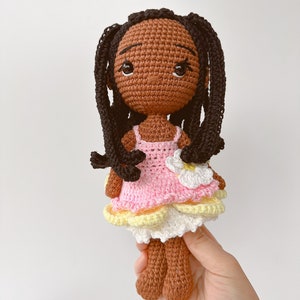 Poupée fille noire, Poupée au crochet faite main pour enfants, Cadeau pour fille, Jouets faits main, Poupée au crochet, Poupée avec robe image 4