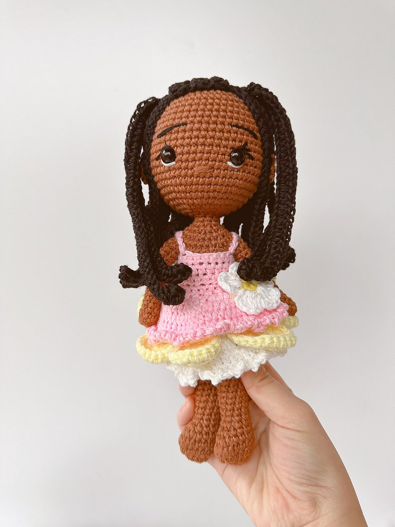 Poupée fille noire, Poupée au crochet faite main pour enfants, Cadeau pour fille, Jouets faits main, Poupée au crochet, Poupée avec robe image 4