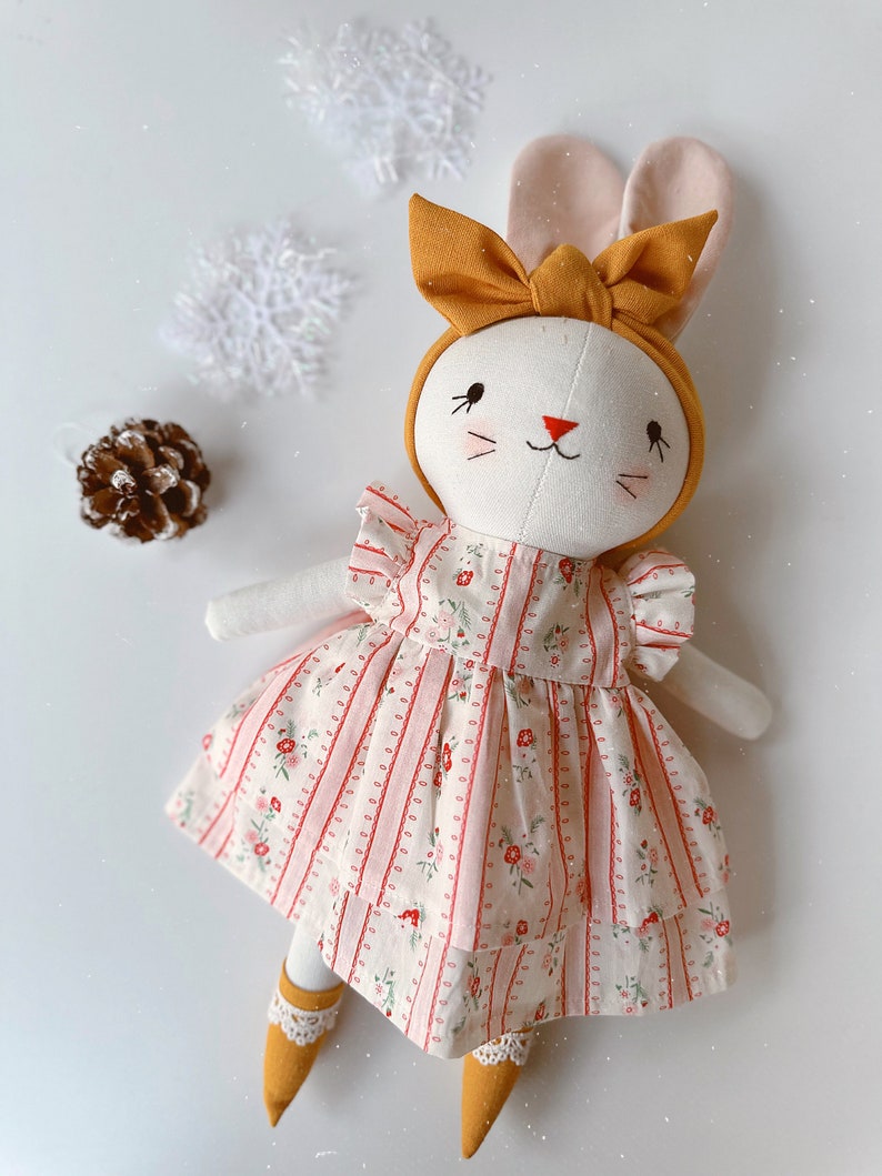 Bambola di peluche, bambola coniglietta fatta a mano, bambola in tessuto morbido di lino, bambola fatta a mano cimelio di famiglia, bambola tessile, bambola di pezza, 33 cm 13 pollici immagine 3