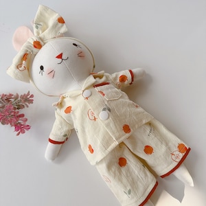 Dormeuse faite main, poupée lapin Pijama, poupée en coton pour bébé, poupée avec vêtements, poupée ancienne, poupée en tissu, poupée lapin de chiffon, cadeau pour enfants Doll With Outfit