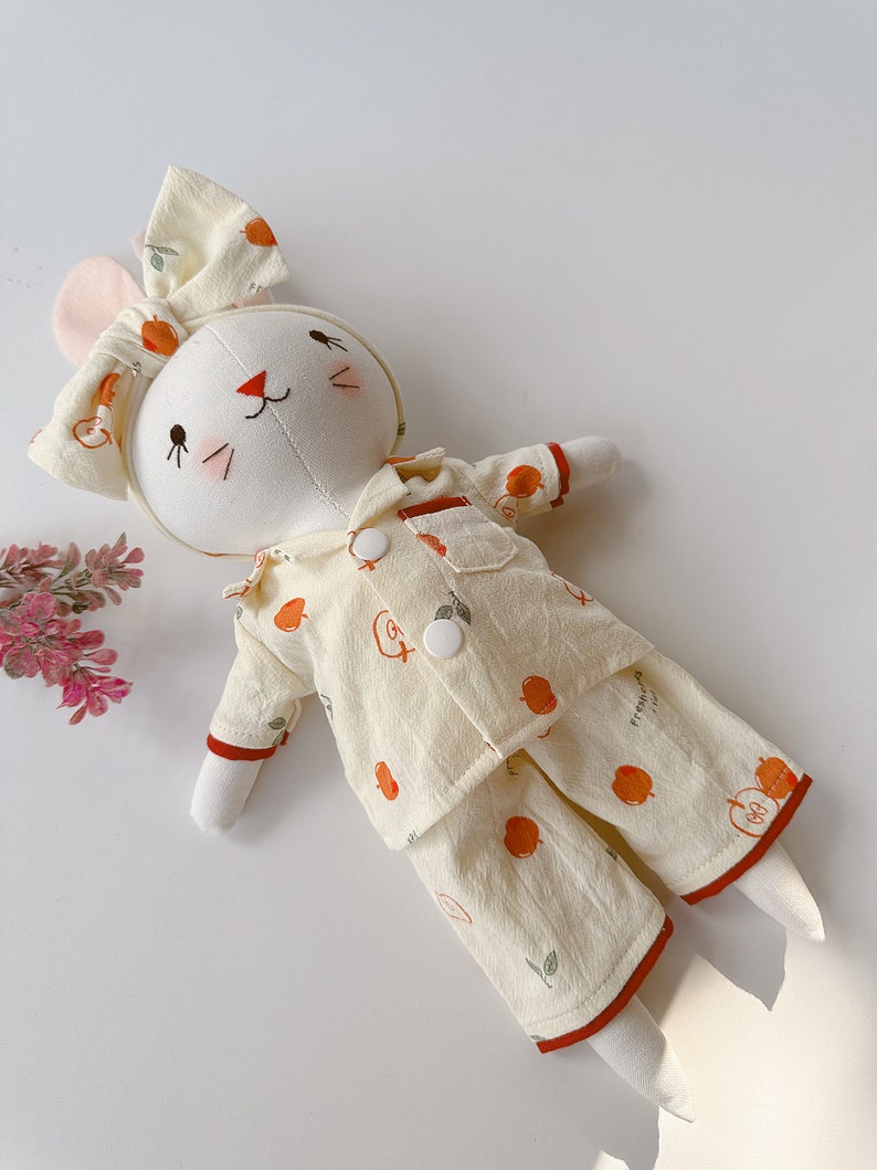 Dormeuse faite main, poupée lapin Pijama, poupée en coton pour bébé, poupée avec vêtements, poupée ancienne, poupée en tissu, poupée lapin de chiffon, cadeau pour enfants Doll With Outfit