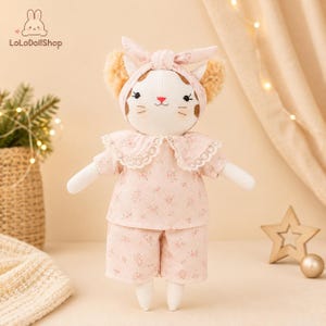 Słodka lalka kotek, lalka kotek w różowej piżamie, miękka lalka z naturalnej tkaniny lnianej, prezent na baby shower, dekoracja pokoju dziecięcego, zabawka rodzinna, prezent dla dzieci