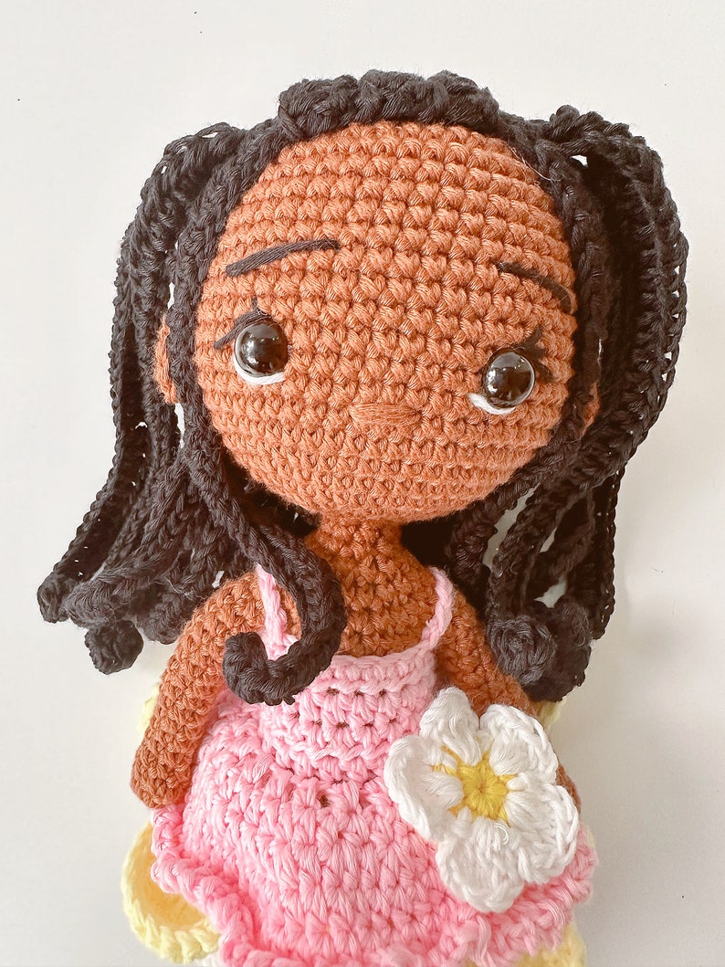 Poupée fille noire, Poupée au crochet faite main pour enfants, Cadeau pour fille, Jouets faits main, Poupée au crochet, Poupée avec robe image 7