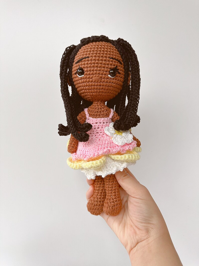 Poupée fille noire, Poupée au crochet faite main pour enfants, Cadeau pour fille, Jouets faits main, Poupée au crochet, Poupée avec robe image 5