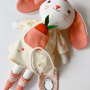Grande vente poupée en tissu faite main, poupée en lin lapin endormi avec carottes, poupée héritage rembourrée, poupée de chiffon, cadeaux pour enfants, robe de poupée lapin image 5