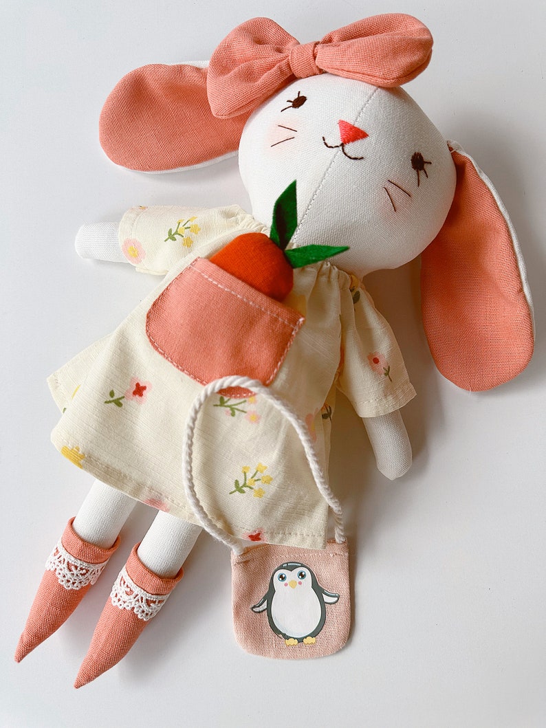 Grande vente poupée en tissu faite main, poupée en lin lapin endormi avec carottes, poupée héritage rembourrée, poupée de chiffon, cadeaux pour enfants, robe de poupée lapin image 5