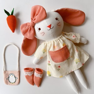 Grande vente poupée en tissu faite main, poupée en lin lapin endormi avec carottes, poupée héritage rembourrée, poupée de chiffon, cadeaux pour enfants, robe de poupée lapin image 3