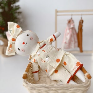 Dormeuse faite main, poupée lapin Pijama, poupée en coton pour bébé, poupée avec vêtements, poupée ancienne, poupée en tissu, poupée lapin de chiffon, cadeau pour enfants image 3
