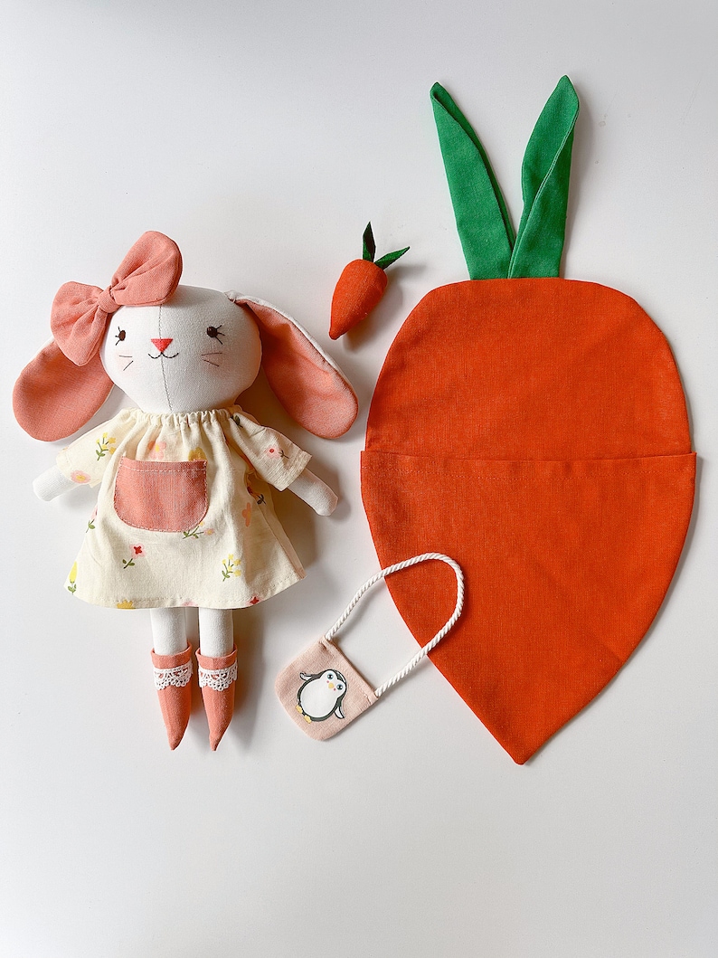 Grande vente poupée en tissu faite main, poupée en lin lapin endormi avec carottes, poupée héritage rembourrée, poupée de chiffon, cadeaux pour enfants, robe de poupée lapin image 6