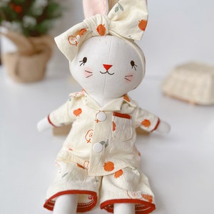 Muñeca durmiente hecha a mano, muñeca conejito pijama, muñeca de algodón BaBy, muñeca con ropa, muñeca reliquia, muñeca de tela, muñeca de trapo conejito, regalo para niños imagen 9