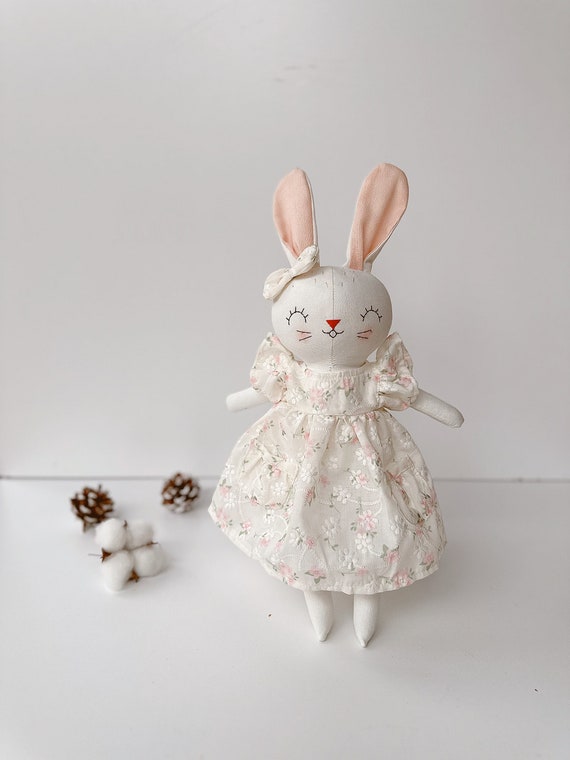 美品！ ぬいぐるみ 花柄ドレスのウサギぬいぐるみ 花柄ドレスのうさぎのぬいぐるみ 【公式通販】 ぬいぐるみ