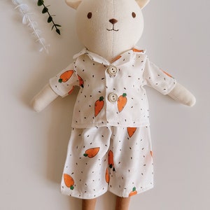 GRANDE POUPÉE, Poupée en tissu faite main, Poupée en lin, Poupée en lin ours en peluche, Poupée héritage rembourrée, Poupée de chiffon, Cadeaux pour enfants, Vêtements poupée Pijama image 3