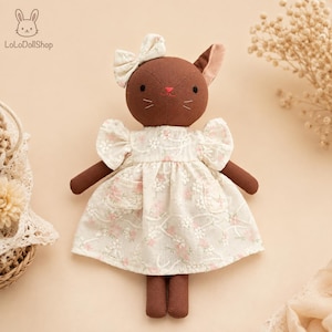 Boneca Gata Preta com Vestido de Flores, Boneca Gata Feita à Mão, Boneca Macia em Tecido de Linho Natural, Brinquedo de Pelúcia, Boneca de Arte Única, Roupa para Boneca