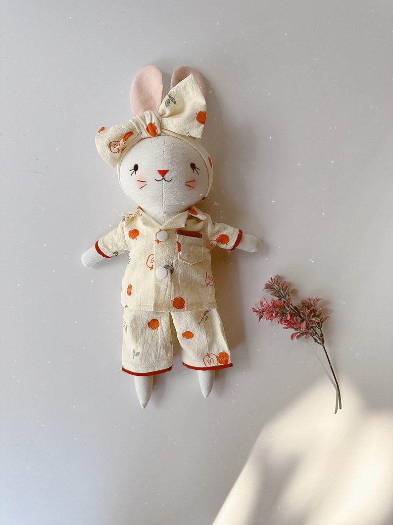 Dormeuse faite main, poupée lapin Pijama, poupée en coton pour bébé, poupée avec vêtements, poupée ancienne, poupée en tissu, poupée lapin de chiffon, cadeau pour enfants image 1