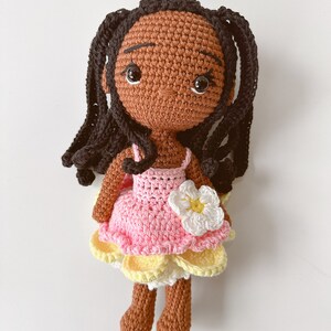 Poupée fille noire, Poupée au crochet faite main pour enfants, Cadeau pour fille, Jouets faits main, Poupée au crochet, Poupée avec robe image 2