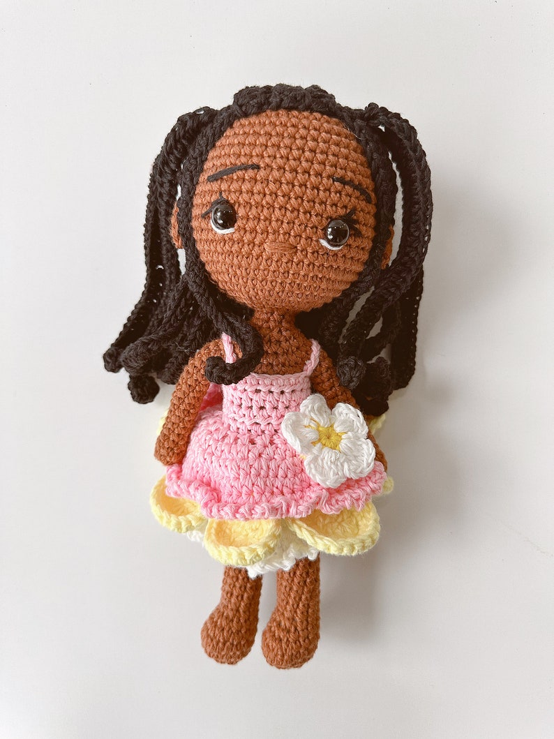 Poupée fille noire, Poupée au crochet faite main pour enfants, Cadeau pour fille, Jouets faits main, Poupée au crochet, Poupée avec robe image 2