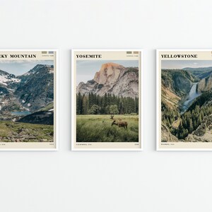 K&ouml;nnte beinhalten: Drei Vintage-Reiseposter mit malerischen Ansichten von Nationalparks. Das erste Poster zeigt eine Bergkette mit einem See im Vordergrund und den Text "ROCKY MOUNTAIN NATIONAL PARK". Das zweite Poster zeigt einen Berg mit einem Tal im Vordergrund und den Text "YOSEMITE NATIONAL PARK". Das dritte Poster zeigt einen Wasserfall, der einen Berghang hinunterst&uuml;rzt, mit dem Text "YELLOWSTONE NATIONAL PARK".