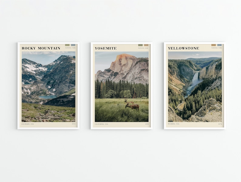 K&ouml;nnte beinhalten: Drei Vintage-Reiseposter mit malerischen Ansichten von Nationalparks. Das erste Poster zeigt eine Bergkette mit einem See im Vordergrund und den Text "ROCKY MOUNTAIN NATIONAL PARK". Das zweite Poster zeigt einen Berg mit einem Tal im Vordergrund und den Text "YOSEMITE NATIONAL PARK". Das dritte Poster zeigt einen Wasserfall, der einen Berghang hinunterst&uuml;rzt, mit dem Text "YELLOWSTONE NATIONAL PARK".