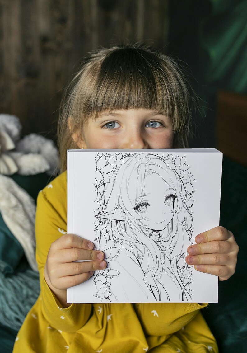 Op de afbeelding: Een witte vierkante kunstdruk met een zwart-wit anime-stijl illustratie van een vrouwelijk personage met lang haar, puntige oren en bloemaccenten. De print wordt vastgehouden door een persoon die een gele top draagt.