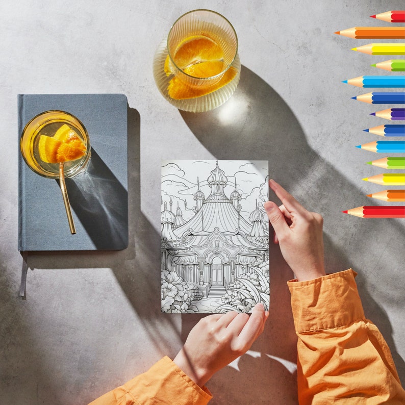 Może przedstawiać: Osoba koloruje czarno-białą ilustrację budynku z kopułą. Ilustracja znajduje się na białym arkuszu papieru. Osoba ma na sobie jasno pomarańczową koszulę i trzyma papier obiema rękami. W tle znajdują się kolorowe oł&oacute;wki.