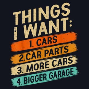 以下が含まれることがあります： 「THINGS I WANT: 1. CARS 2. CAR PARTS 3. MORE CARS 4. BIGGER GARAGE」のテキストが、ヴィンテージ風の加工で施されたネイビーブルーのグラフィックデザイン。カラフルな筆致の上にテキストが重ねられています。