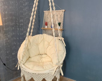 Hamaca de macramé hecha a mano, estilo bohemio, con cojines para interior.