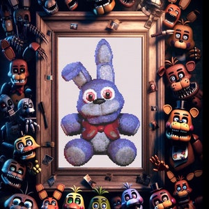 Könnte beinhalten: Ein blauer Plüsch-Hasen-Spielzeug mit roten Augen, einer roten Schleife und einem lila-weiß karierten Muster. Das Spielzeug ist von anderen animatronischen Charakteren aus dem Videospiel Five Nights at Freddy's umgeben.