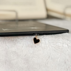 Black Heart Kindle Charm | USB-C Dust Plug for Romance Readers