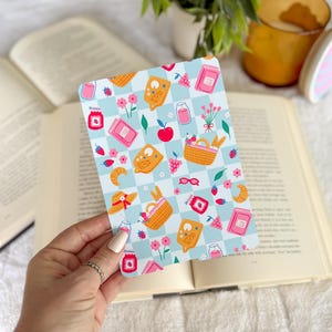 Bookish Picnic Kindle Insert | Little Turkey Shoppe | blue checkered kindle insert, summer picnic, spring kindle insert, strawberry jam