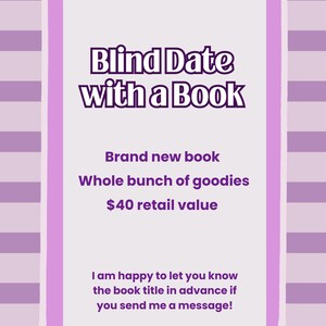 Puede incluir: Imagen promocional para un paquete "Cita a ciegas con un libro". El texto est&aacute; en un marco morado sobre un fondo a rayas. El texto incluye "Brand new book", "Whole bunch of goodies" y un mensaje sobre la revelaci&oacute;n del t&iacute;tulo del libro.